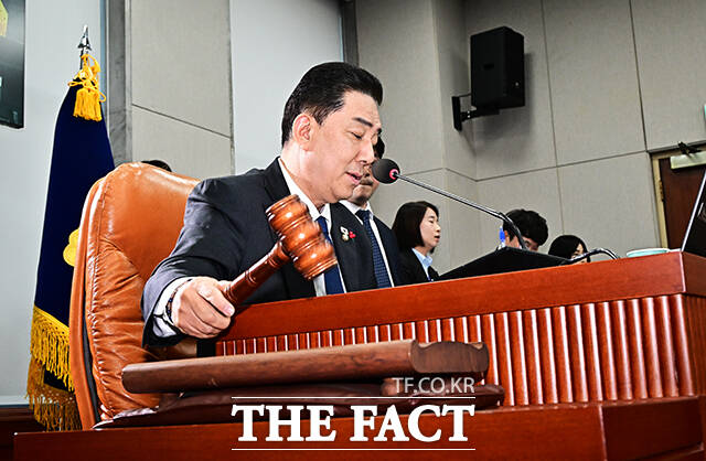 안건 의결하는 김병기 운영위원장.