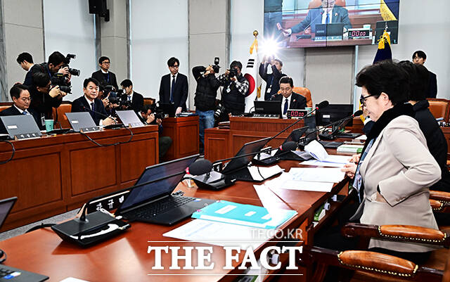 안건 의결하는 김병기 운영위원장.