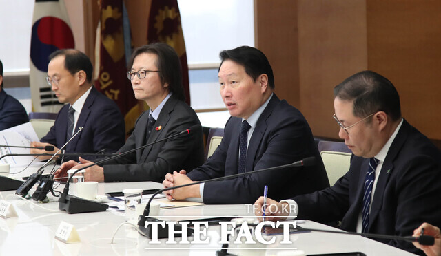 최태원 대한상공회의소 회장이 18일 서울 중구 대한상공회의소 챔버라운지에서 열린 공정거래위원장 초청 간담회에서 모두발언을 하고 있다. /대한상공회의소