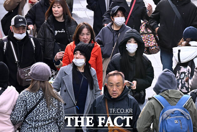 서울 아침 기온이 2도까지 떨어지며 초겨울 날씨를 보인 11월 17일 서울 명동 거리를 찾은 외국인들이 모자와 목도리 등으로 중무장한 채 걸음을 옮기고 있다. 사진은 기사 내용과 직접적 관련이 없음. /이새롬 기자