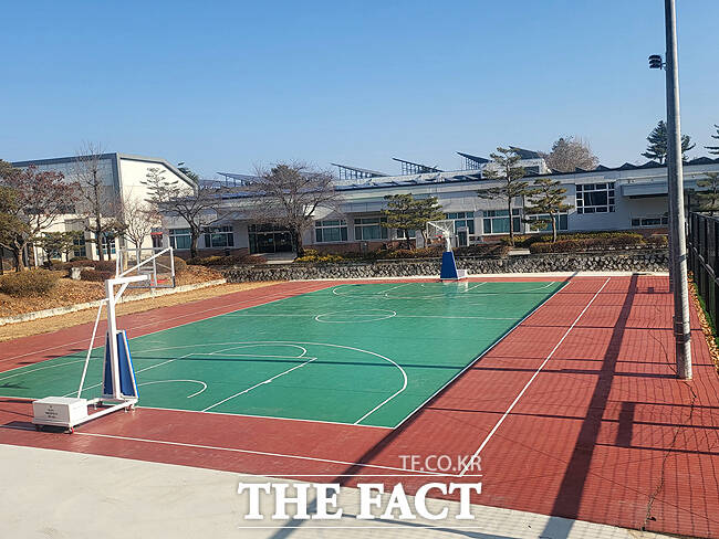 노후시설 환경 개선 사업이 추진된 농구장. /김성권 기자