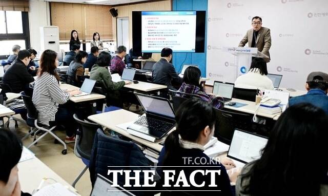 신승열 인천시 기획조정실장이 18일 시청 브리핑룸에서 기획조정실 소관 현안과 관련해 기자브리핑을 하고 있다. /인천시