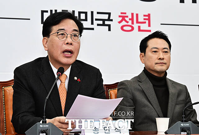 송언석 국민의힘 원내대표(왼쪽)가 18일 오전 서울 여의도 국회에서 열린 최고위원회의에 참석해 모두발언을 하고 있다. /국회=배정한 기자