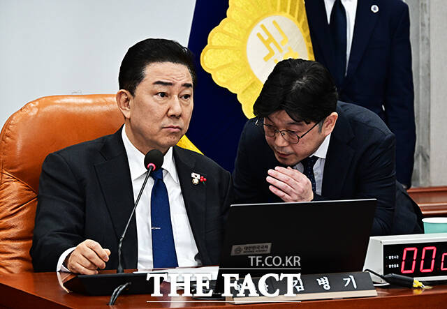 관계자와 대화하는 김병기 운영위원장.