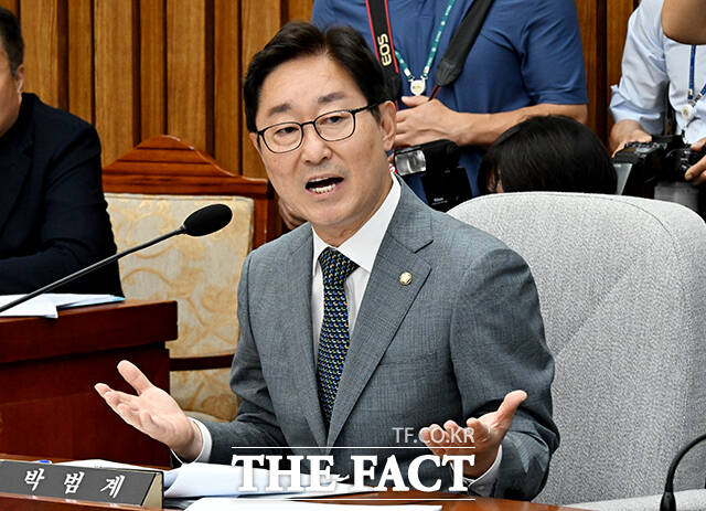 서울남부지법 형사합의12부(김정곤 부장판사)는 19일 오후 폭력행위 등 처벌에 관한 법률 위반(공동폭행) 등 혐의로 기소된 민주당 전·현직 의원과 관계자 등 10명에 대한 1심 선고기일을 연다. /배정한 기자