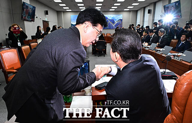 송언석 국민의힘 원내대표와 인사하는 김병기 운영위원장.