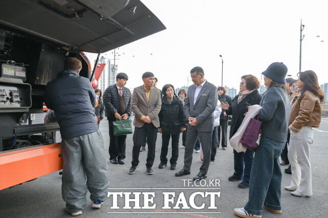 최원철 공주시장(가운데)이 18일 시내버스 전 차량에 '뒷바퀴 조명등'을 도입하고 본격 운영에 앞서 시연을 살펴보고 있다. /공주시