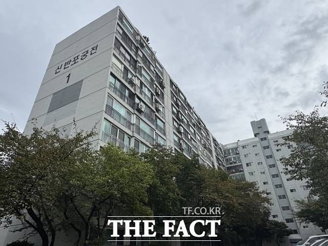 신반포궁전은 지난 8월 한신서래에 통합재건축 사전요구서를 통해 △단지별 제자리 재건축과 독립정산제 원칙 △통합재건축 조합장 신반포궁전 1명 △한신서래 조합 임원과 대의원 수 축소 △기존 용역업체 6개사 승계 등을 요구했다. /황준익 기자