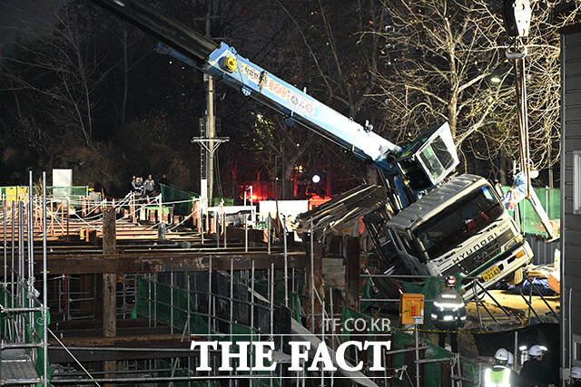 18일 오후 서울 송파구 잠실대교 남단 나들목(IC) 연결체계 개선공사 현장에 크레인이 쓰러져 있다. /박헌우 기자