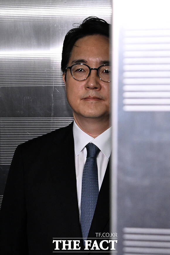 심우정 전 검찰총장이 지난 9월30일 서울 서초구 한샘빌딩에 마련된 순직 해병 특검 사무실에 피의자 신분으로 출석하고 있다. /서예원 기자