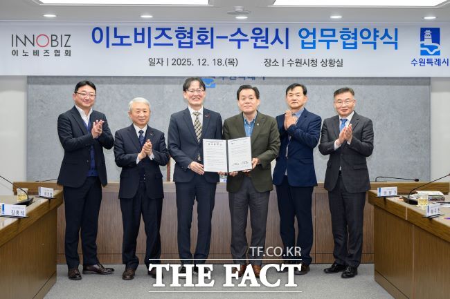 18일 수원시청 상황실에서 이재준 수원시장(왼쪽)과 정광천 이노비즈협회 회장(오른쪽)이 기술혁신형 중소기업 투자 유치 업무협약 체결했다. /수원시