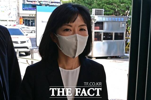 자본시장법 위반 혐의를 받는 구연경 LG복지재단 대표가 지난 4월 15일 서울 양천구 서울남부지법에서 열린 첫 공판에 출석하고 있다. /남윤호 기자