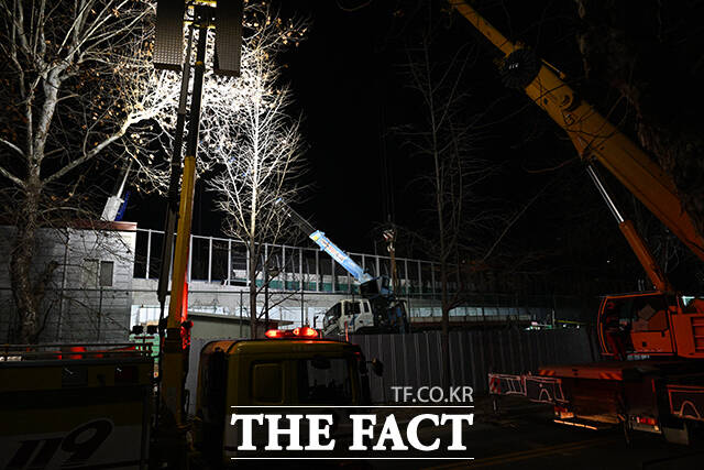 18일 오후 서울 송파구 잠실대교 남단 나들목(IC) 연결체계 개선공사 현장에 크레인이 쓰러져 있다. /박헌우 기자