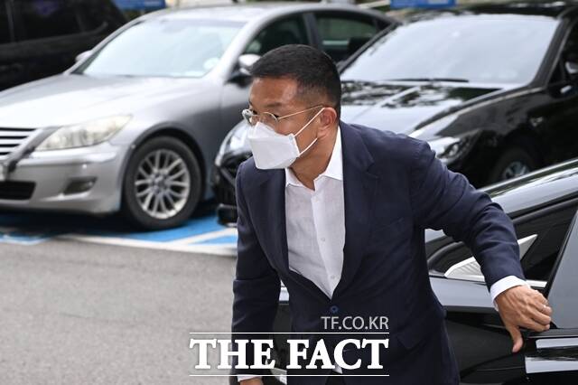 윤관 블루런벤처스 대표가 지난 9월 9일 자본시장법 위반 혐의 3차 공판에 출석하고 있다. /더팩트 DB