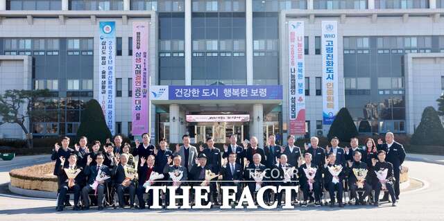 김동일 보령시장과 역대 부시장들이 18일 시청 중회의실에서 시정간담회를 마친 뒤 단체사진을 촬영하고 있다. /보령시