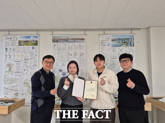 대한토목학회 주관 KSCE 2025 Convention 사회기반시설물 드론 촬영 경진대회에서 국립한밭대 도시공학과 연구팀이 금상을 수상한 후 기념 촬영을 하고 있다. 왼쪽부터 도명식 교수, 김민송·추동준 대학원생, 김세헌 교수. /한밭대