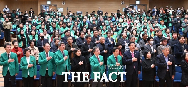 대구시 군위군 새마을회는 18일 삼국유사 교육문화회관에서 새마을지도자 등 500여 명이 참석한 가운데 2025 군위군새마을지도자대회가 열렸다. 이날 행사는 한해 동안 지역 곳곳에서 묵묵히 봉사를 이어온 서로의 노고를 격려하고, 웃음과 박수로 한 해를 마무리하는 뜻깊은 사간이 됐다. /군위군새마을회