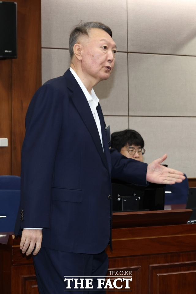 윤석열 전 대통령이 지난 9월 서울 서초동 서울중앙지법에서 열린 특수공무집행방해 혐의 재판에 출석하고 있다./사진공동취재단