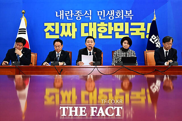 김병기 더불어민주당 원내대표(가운데)가 18일 오전 서울 여의도 국회에서 열린 정책조정회의에 참석해 모두발언을 하고 있다. /국회=배정한 기자