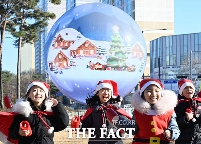 송파구청 어린이집 원생들이 18일 오전 서울 송파구 석촌호수 사거리에 위치한 더 스피어(구 형태의 미디어아트 시설)에서 즐거운 시간을 보내고 있다. /남용희 기자