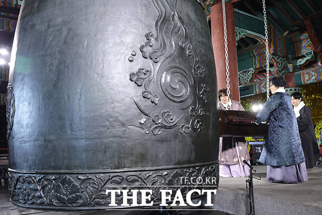 가수 션과 양희은 씨, 작가 정세랑 씨 등 올 한해 우리 사회에 귀감이 된 서울시민 11명이 병오년 첫 시작을 알린다. 사진은 2024년 제야의 종 타종하는 시민대표들./뉴시스