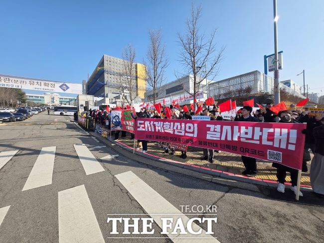 17일 오후 화성시청에서 열린 초대형 물류센터 건립 반대집회 모습 /오산시