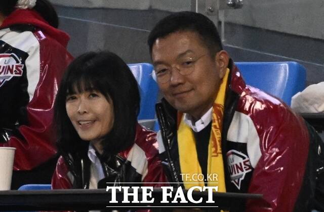 구연경 LG복지재단 대표와 윤관 블루런벤처스 대표가 지난 3월 27일 서울 송파구 잠실야구장에서 열린 2025 KBO리그 LG 트윈스와 한화 이글스의 경기를 관람하고 있다. /박헌우 기자