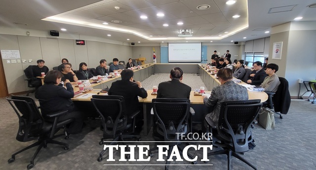 충남도가 18일 탄소중립 실현과 공공건축 정책 방향 공유를 위해 2025년 충남도 공공건축과 회의를 진행하고 있다. /충남도