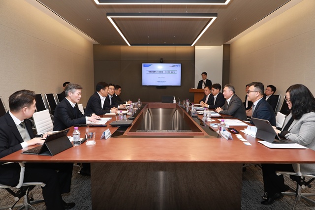 지난 17일 서울 여의도 소재 NH투자증권 본사에서 NH농협금융지주가 '국민성장펀드 추진회의'를 개최했다. 사진은 황종연 부사장(왼쪽 줄 왼쪽에서 세 번째)이 국민성장펀드 추진회의를 주재하고 있는 모습. /NH농협금융