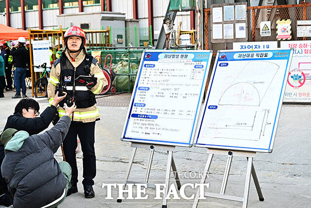 18일 오후 포스코이앤씨가 시공하는 서울 여의도역 신안산선 공사현장 지하 70m 지점에서 철근이 무너지는 사고가 발생한 가운데 구본형 영등포소방서 현장대응단장이 브리핑을 하고 있다. /배정한 기자