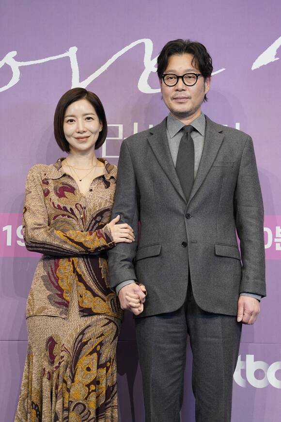 배우 윤세아(왼쪽)와 유재명이 비밀의 숲 이후 6년 만에 다시 호흡을 맞춘다. /JTBC