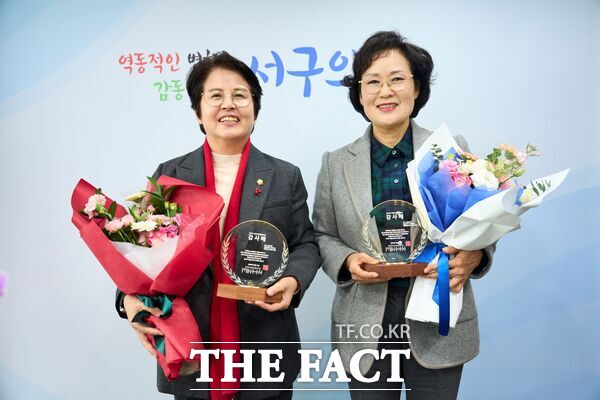 대전 서구의회 정현서 의원(왼쪽)과 전명자 의원이 국회자살예방포럼이 선정하는 자살예방 우수 지방의회 수상자로 선정돼 18일 감사패를 받았다. /대전 서구의회