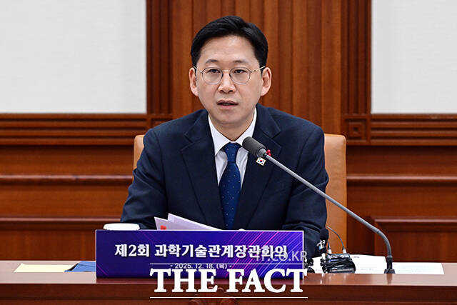 배경훈 부총리 겸 과학기술정보통신부 장관이 18일 오전 서울 종로구 정부서울청사에서 열린 과학기술관계장관회의에 참석해 모두발언을 하고 있다. /임영무 기자