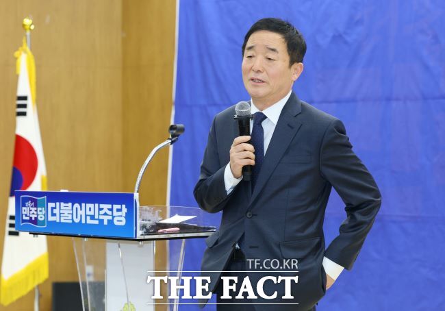 더불어민주당 최고위원 보궐선거에 출마한 강득구 국회의원이 18일 경기도의회를 찾아 민주당 도의원들에게 지지를 호소하고 있다. /이승호 기자