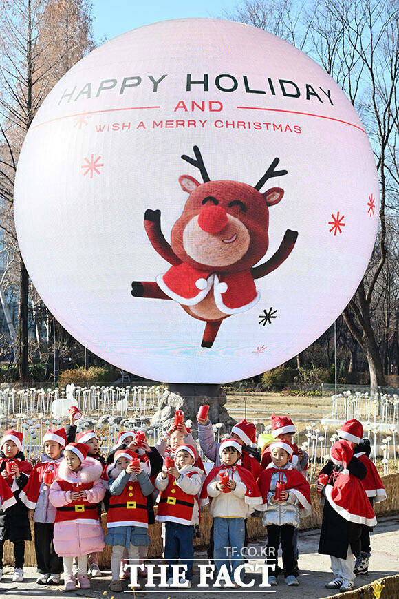 더 스피어로 운영되는 크리스마스 미디어아트.