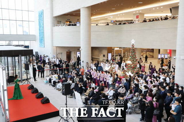 순천향대 천안병원이 크리스마스를 앞두고 17일 병원 로비에서 오페라 콘서트를 개최했다. /순천향대 천안병원