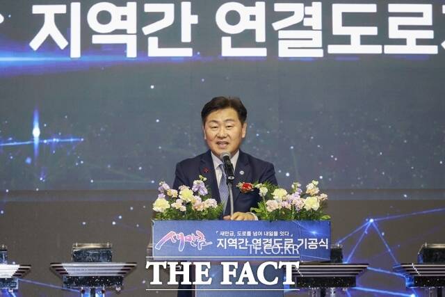 18일 군산새만금컨벤션센터에서 열린 '새만금 지역간 연결도로 건설사업' 기공식에서 김관영 전북도지사가 축사를 하고 있다. /전북도