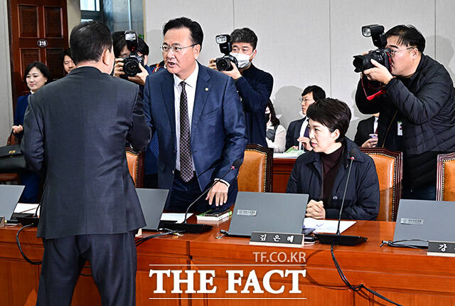 유상범 국민의힘 의원과 인사하는 김병기 운영위원장.