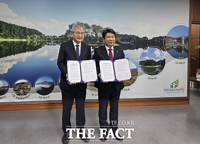 김창규 충북 제천시장(오른쪽)과 조현덕 울릉크루즈 대표이사가 업무협약을 체결한뒤 기념사진을 찍고 있다. /울릉크루즈