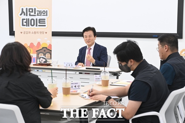 조규일 진주시장이 시민과의 데이트 행사에 참여하고 있다. /진주시