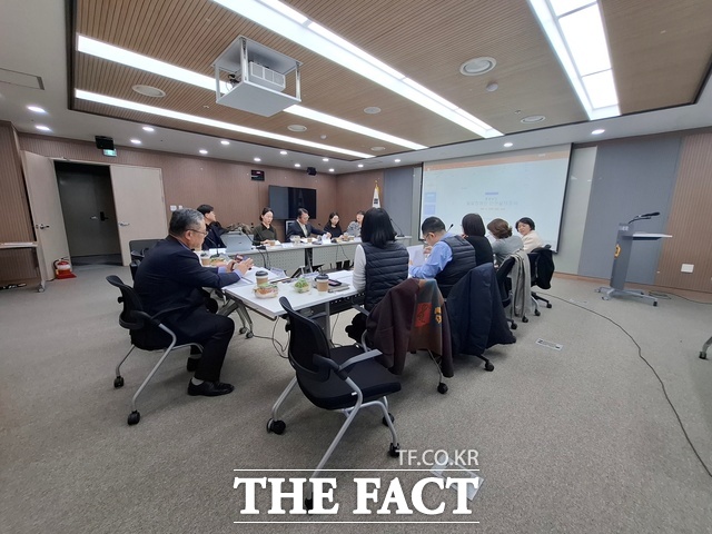 충남도 인권센터가 18일 도청에서 충남도 발달장애인 인권 실태조사 연구용역 최종보고회를 열고 발달장애인의 인권 현황과 정책 개선 방안을 공유하고 있다. /충남도