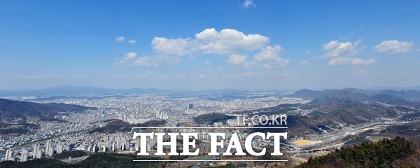 식장산에서 바라본 대전의 맑은 하늘. /대전시