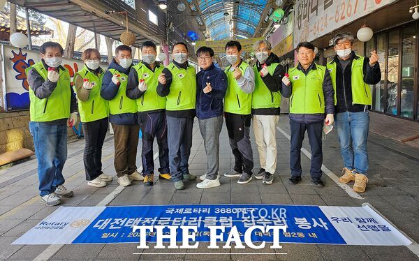 태전로타리클럽이 18일 대전 대덕구 법2동 겨울철 주거 취약계층 2가구를 대상으로 회원과 자원봉사자 등 10여 명이 참여해 집수리 봉사활동을 펼쳤다. /대덕구