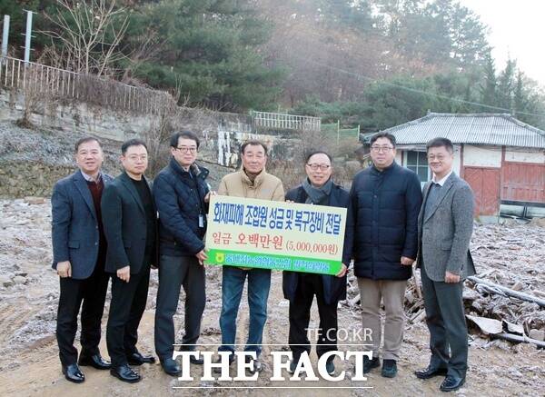 동대전농협 임직원이 18일 갑작스런 주택 화재로 보금자리를 잃고 실의에 빠진 박종갑 조합원을 찾아 500만원 상당의 성금 및 복구장비를 전달했다. /농협대전본부