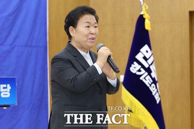 더불어민주당 최고위원 보궐선거에 출마한 문정복 국회의원이 18일 경기도의회를 찾아 민주당 도의원들에게 지지를 호소하고 있다. /이승호 기자