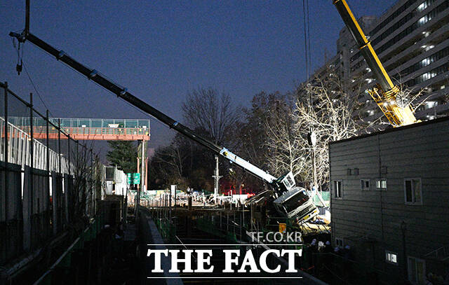 18일 오후 서울 송파구 잠실대교 남단 나들목(IC) 연결체계 개선공사 현장에 크레인이 쓰러져 있다. /박헌우 기자