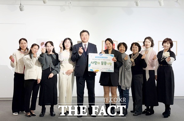 대덕구 송촌동 '예그리나 미술학원'이 17일 개최한 신진작가전에서 화환 대신 쌀과 생필품으로 받아 마련한 어르신을 위한 후원물품 대덕구노인종합복지관 제2분관 북부노인복지관에 전달했다. /대덕구노인종합복지관