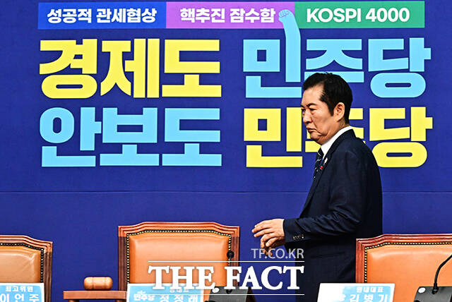 정청래 더불어민주당 대표가 18일 오전 서울 여의도 국회에서 열린 민주당 시·도당 지방선거기획단 연석회의에서 기초·광역의원과 기초·광역단체장의 1차 예비경선을 100% 권리당원 투표로 실시하도록 한 공천 룰을 담은 당헌·당규 개정안이 통과된 점을 언급하며 선거·공천 혁명을 준비하라고 주문했다./배정한 기자