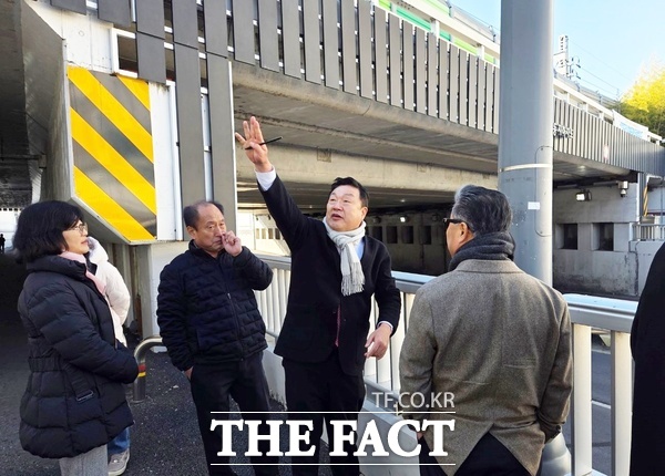 송인석 대전시의회 의원(국민의힘, 동구1·오른쪽 두 번째)이 18일 누수 문제로 주민 불편 민원이 이어져 온 인동 지하차도를 직접 방문해 시설 상태를 점검하고 있다. /대전시의회