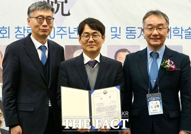 서울 트레이드 타워 51층에서 열린 한국무역학회 국제학술대회에서 목원대 이서영 교수(가운데)가 산업통상부 장관상을 받은 뒤 기념 촬영을 하고 있다. /목원대